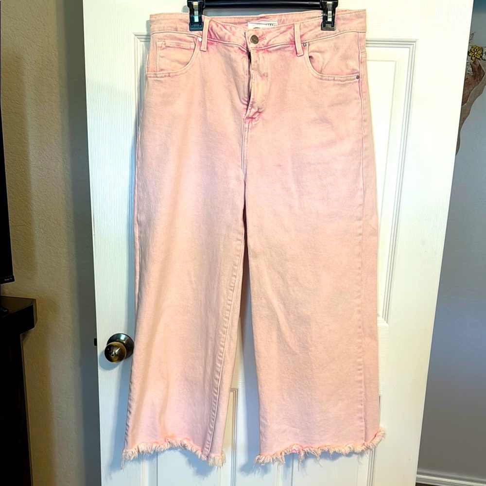 Risen Pink Ankle Cropped Jeans with Frayed Hem.